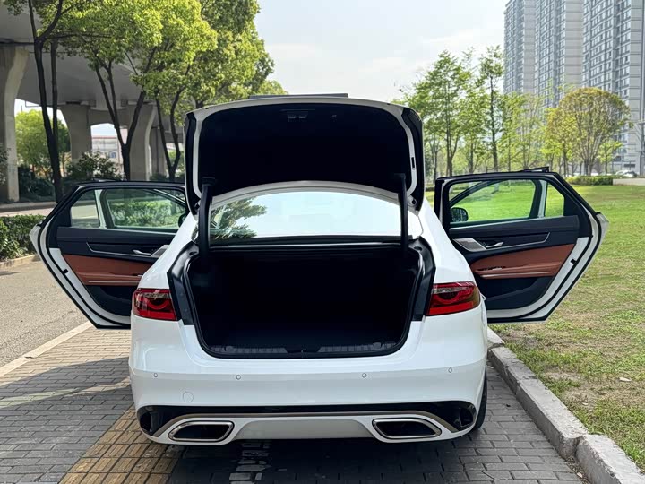 Jaguar XFL 2024 2.0 T P 300 4 WD — фото 14