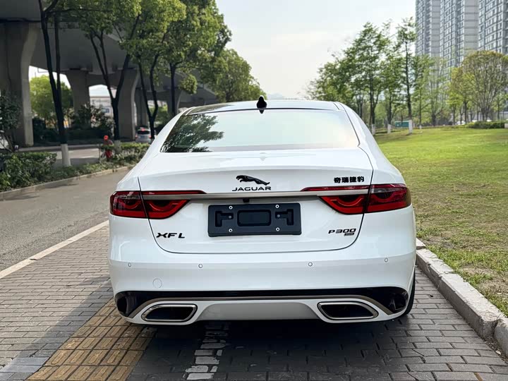 Jaguar XFL 2024 2.0 T P 300 4 WD — фото 19