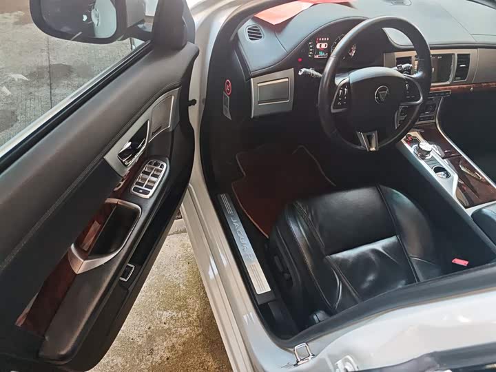Jaguar XF 2015 XF 2.0 T — фото 16