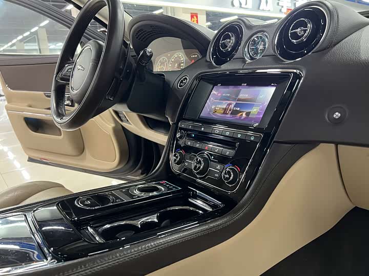 Jaguar XJ 2016 XJL 2.0 T 2 WD — фото 19