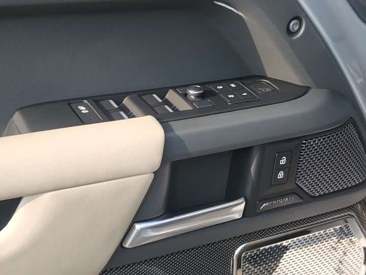 Land Rover Defender — фото 15