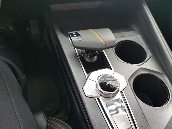 Changan UNI-V 2024 1.5 T Premium — фото 14