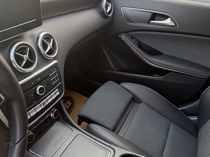 Mercedes-Benz A-Class 2017 A 200 — фото 11