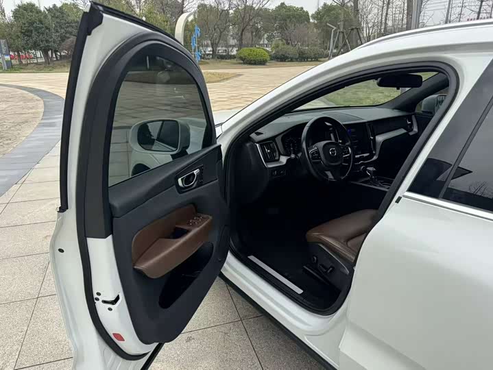 Volvo XC60 2021 T 5 4 WD — фото 27