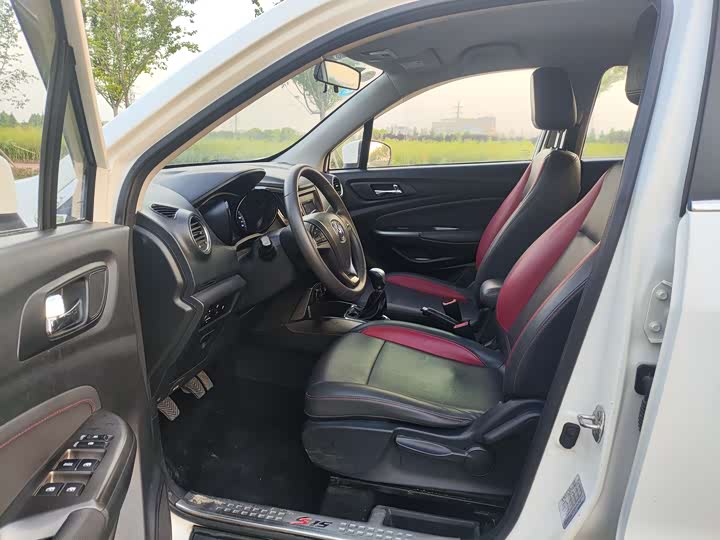Changan CS15 2016 1.5 L MT — фото 9