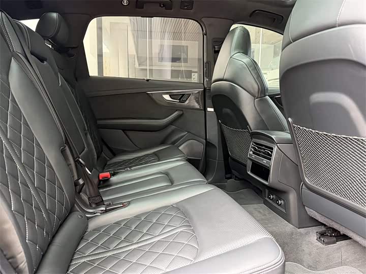 Audi SQ7 2024 4.0 TFSI — фото 7