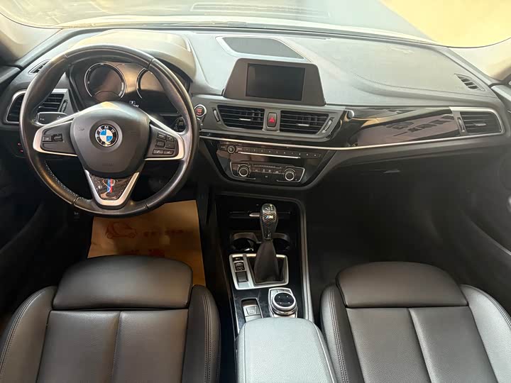 BMW 1-Series 2018 118i Sport — фото 13