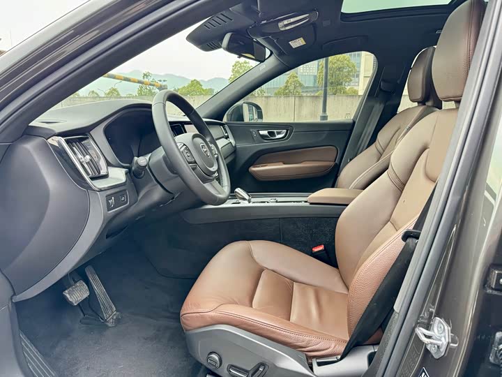 Volvo XC60 2022 B 5 4 WD — фото 4