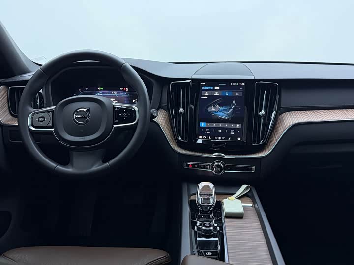 Volvo XC60 2023 B 5 4 WD — фото 13