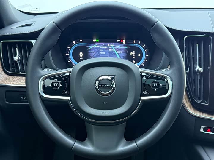 Volvo XC60 2023 B 5 4 WD — фото 19