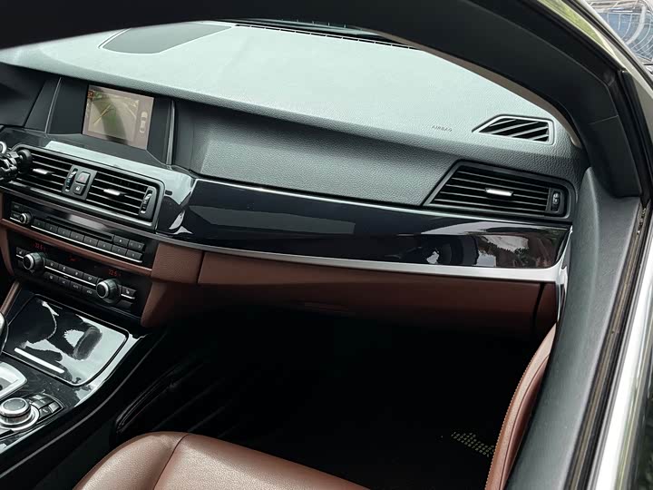 BMW 5 Series 520Li — фото 18