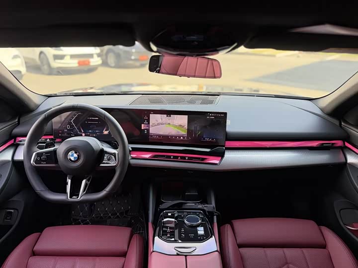 BMW 5-Series 2024 530i Leading M — фото 10