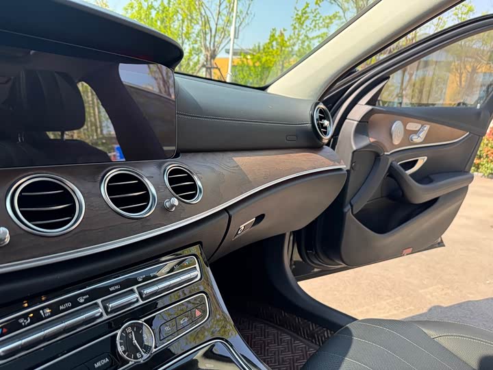 Mercedes-Benz E-Class 2016 E 300 L — фото 10