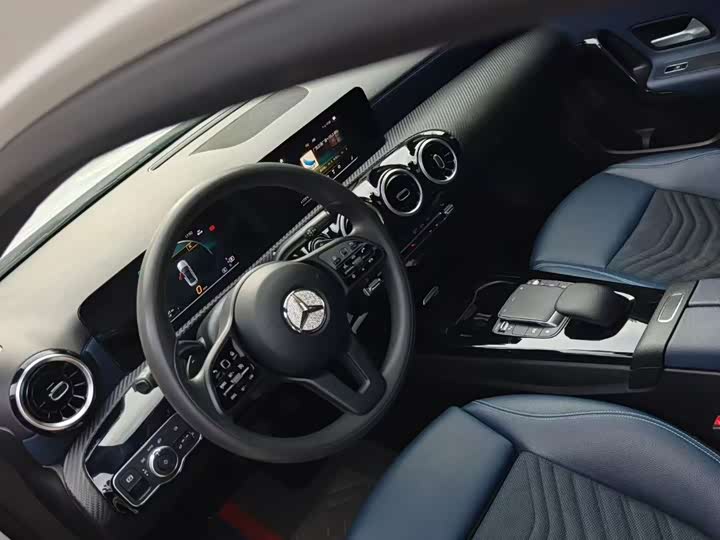Mercedes-Benz A-Class 2022 A 180 L — фото 9