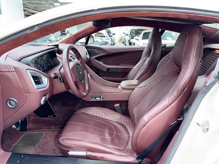 Aston Martin Vanquish 2013 6.0 L Standard — фото 13