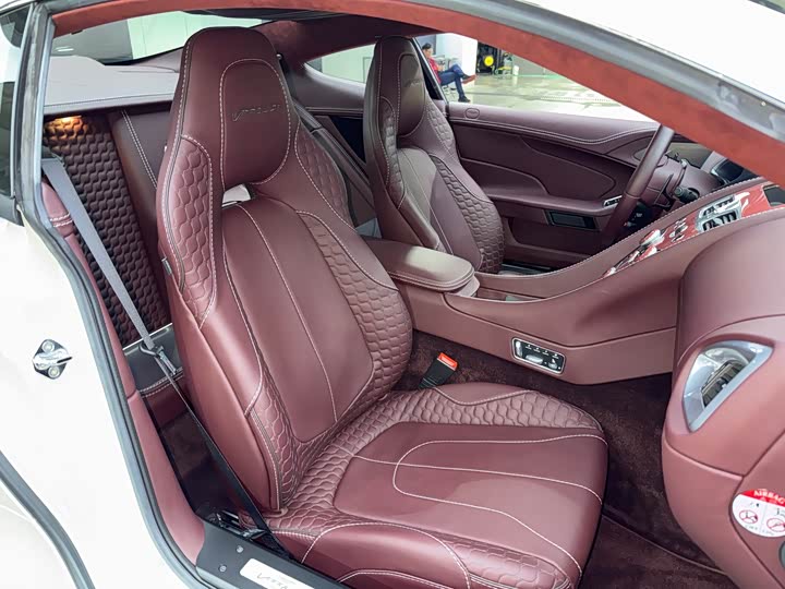 Aston Martin Vanquish 2013 6.0 L Standard — фото 18