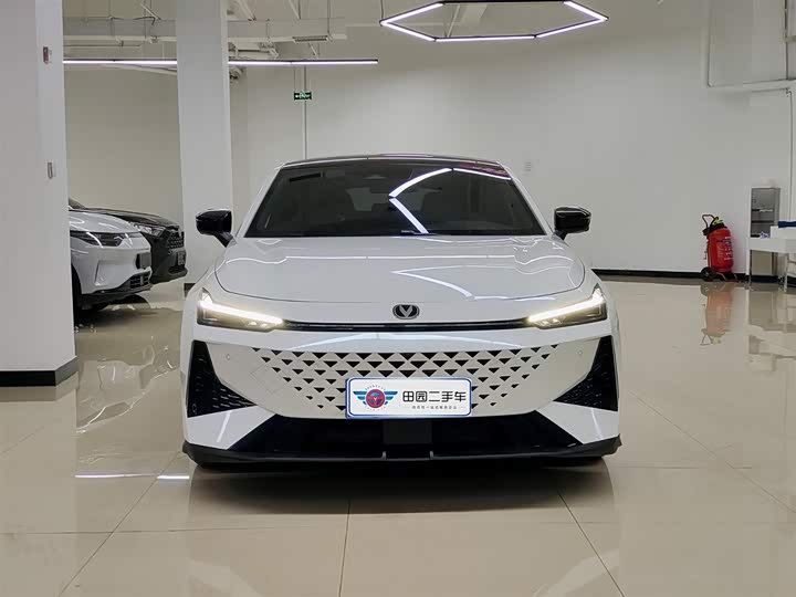 Changan UNI-V 2024 1.5 T Premium — фото 2