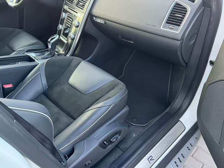 Volvo XC60 2017 T 5 AWD — фото 12