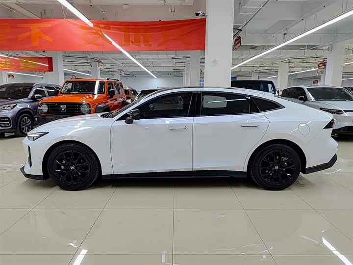 Changan UNI-V 2024 1.5 T Premium — фото 3