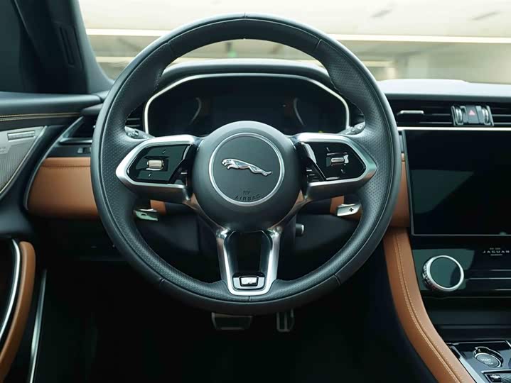 Jaguar XFL 2024 2.0 T P 300 4 WD — фото 17