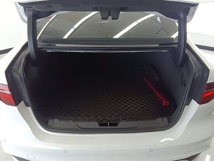 Jaguar XEL 2021 2.0 T 250 PS R-DYNAMIC S — фото 4