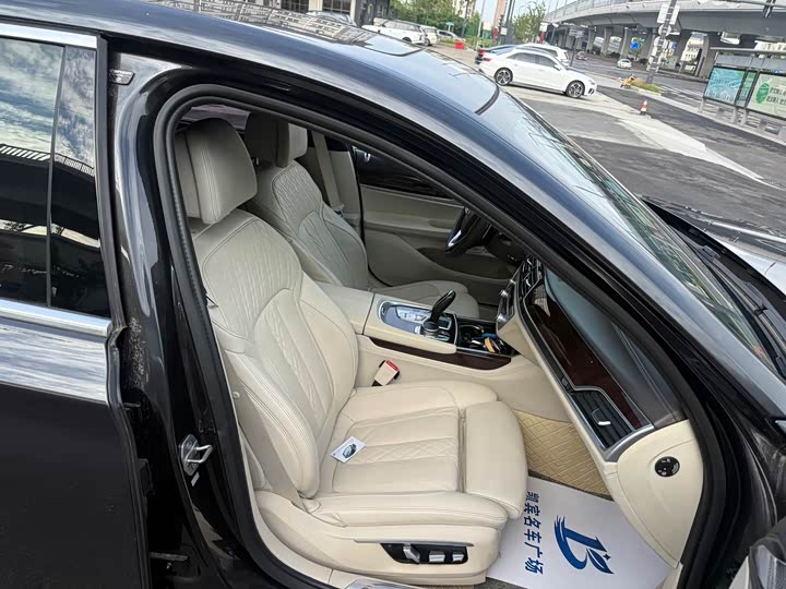 BMW 7 Series 750Li xDrive — фото 14
