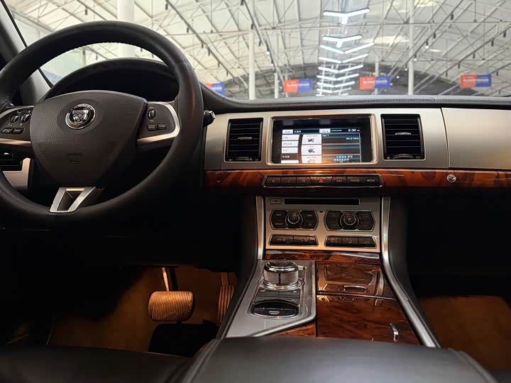Jaguar XF 2015 XF 2.0 T — фото 19