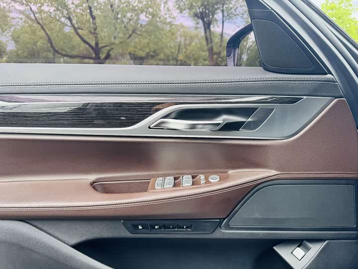 BMW 7 Series — фото 13