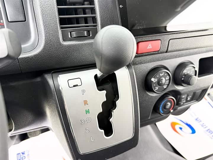 Toyota HIACE 2015 2.7 L — фото 11