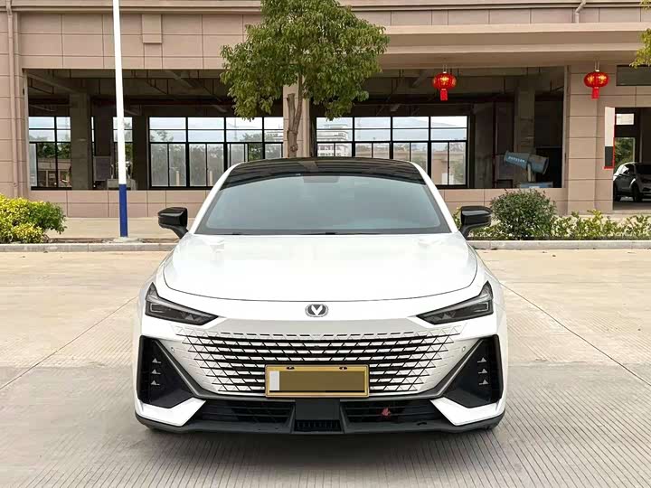 Changan UNI-V 2022 1.5 T Premium — фото 2