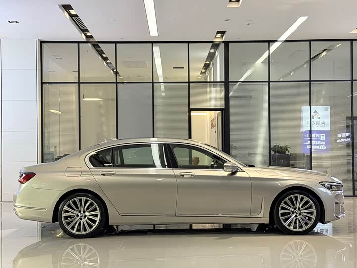 BMW 7 Series — фото 17