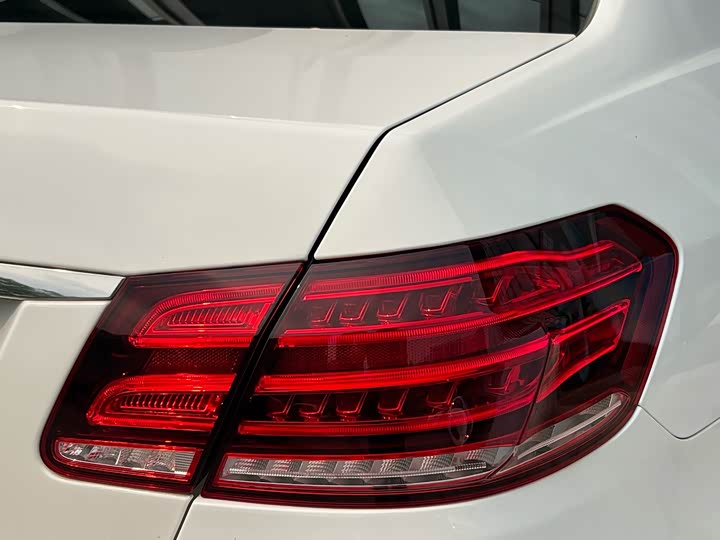 Mercedes-Benz E-Class 2015 E 260 L Sport — фото 13