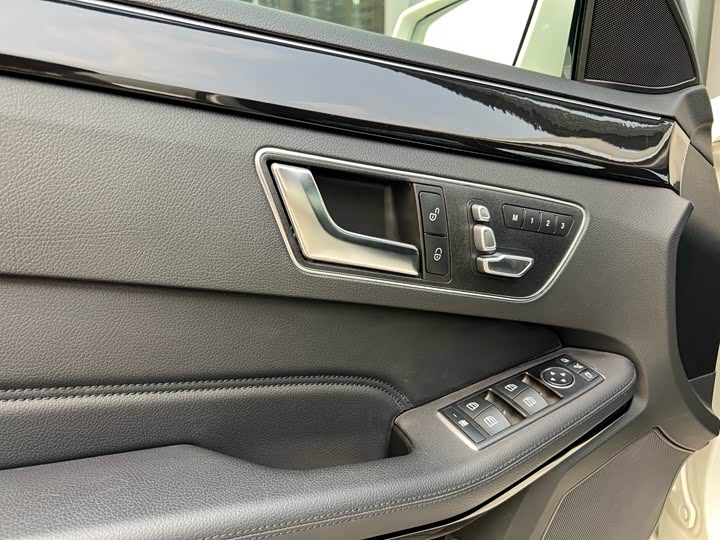 Mercedes-Benz E-Class 2015 E 260 L Sport — фото 28