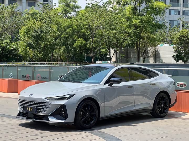 Changan UNI-V 2022 1.5 T Premium — фото 3