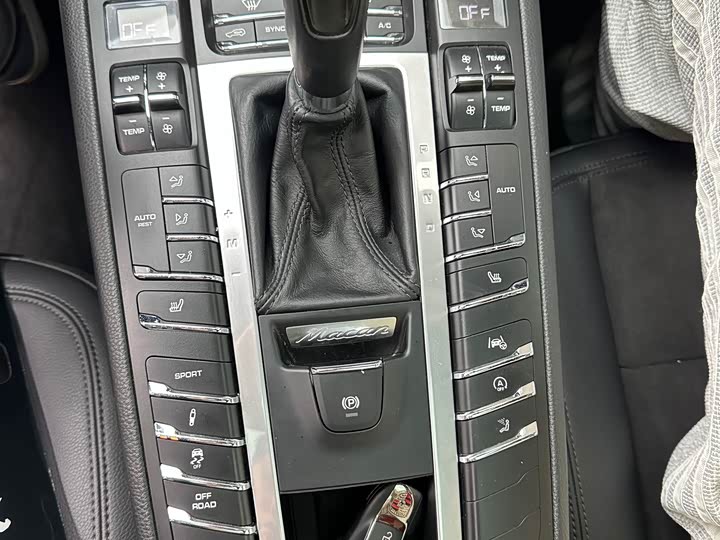 Porsche Macan 2020 Macan 2.0 T — фото 14