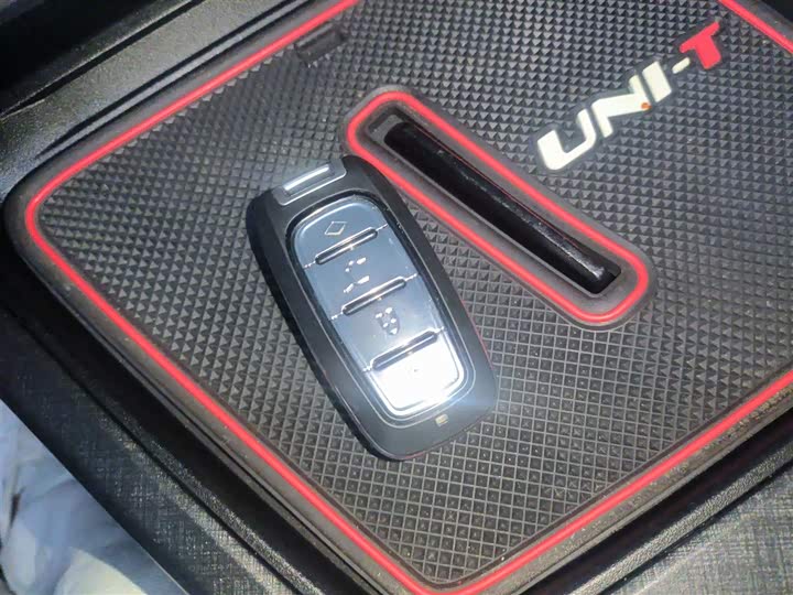 Changan UNI-T 2022 1.5 T Premium — фото 9