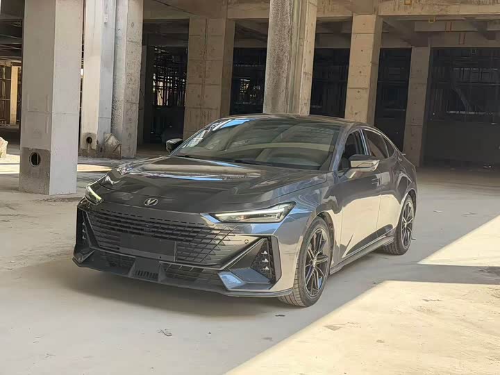 Changan UNI-V 2022 1.5 T Premium — фото 1