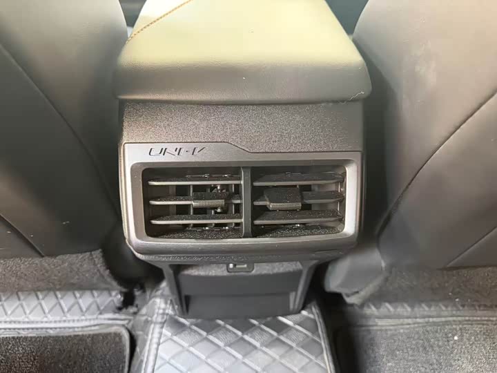 Changan UNI-V 2022 1.5 T Premium — фото 11