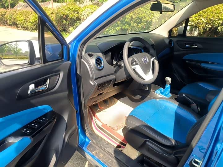 Changan CS15 2016 1.5 L MT — фото 16