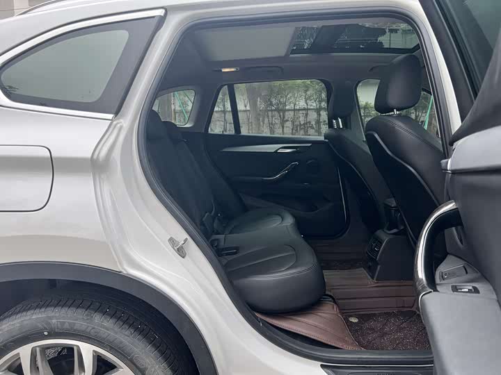 BMW X1 2018 s Drive 20 Li Leading — фото 14