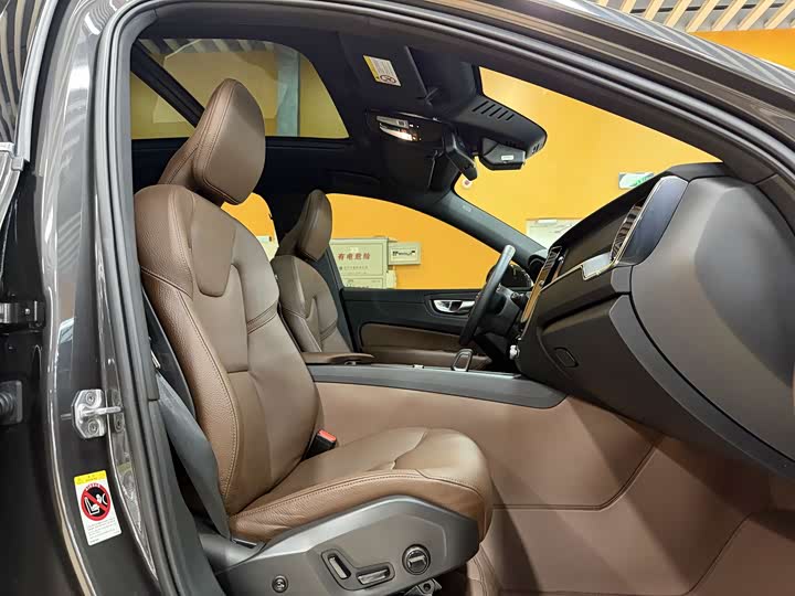 Volvo XC60 2022 B 5 4 WD — фото 8