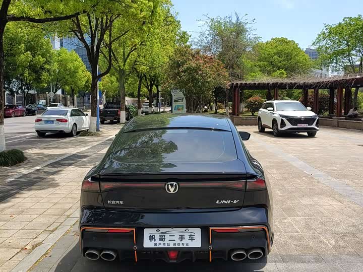 Changan UNI-V 2023 1.5 T Premium — фото 6