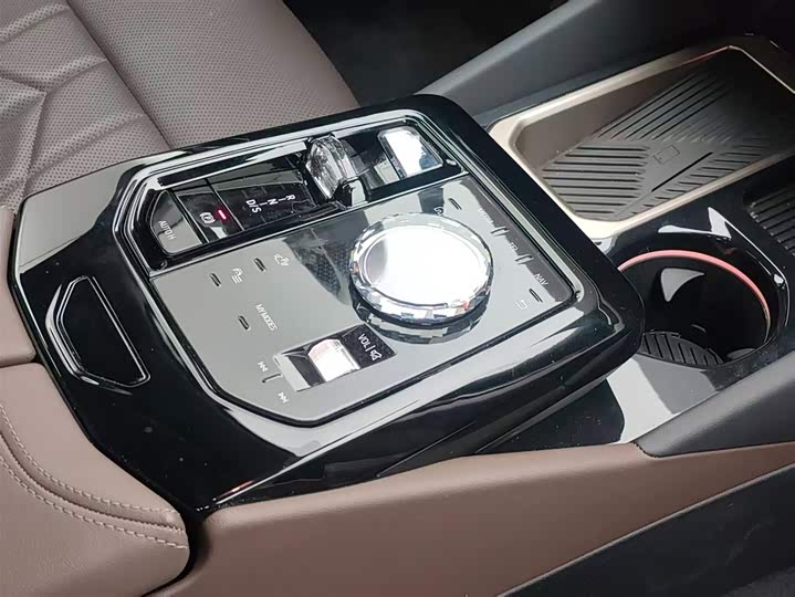 BMW 5-Series 2024 530 Li Leading M — фото 15