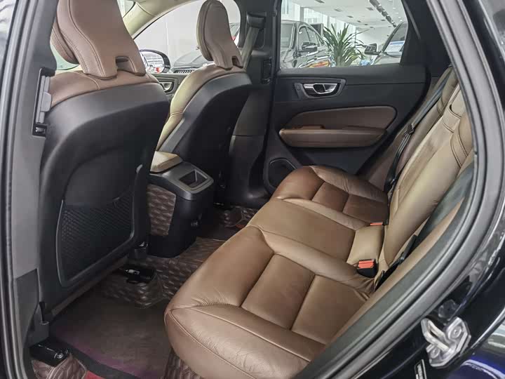 Volvo XC60 2021 T 5 4 WD — фото 6