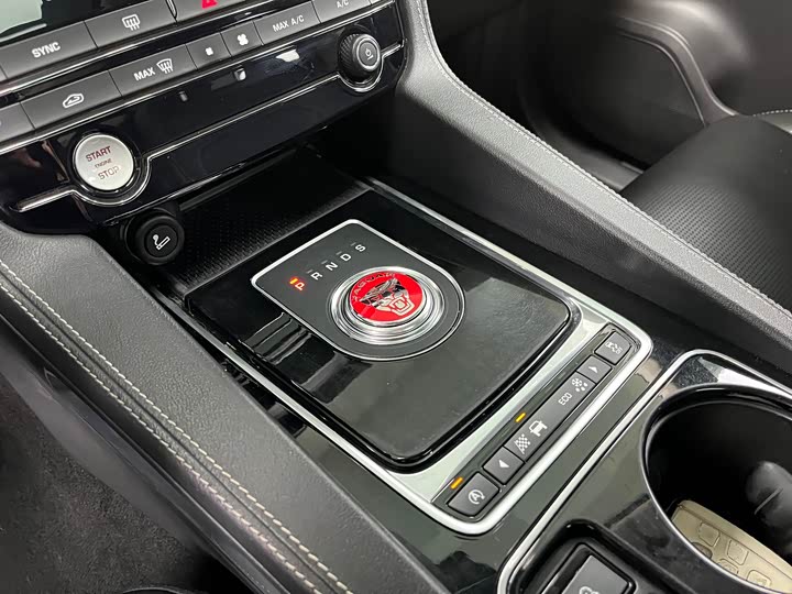 Jaguar F-PACE 2016 2.0 T 2 WDR-Sport — фото 14
