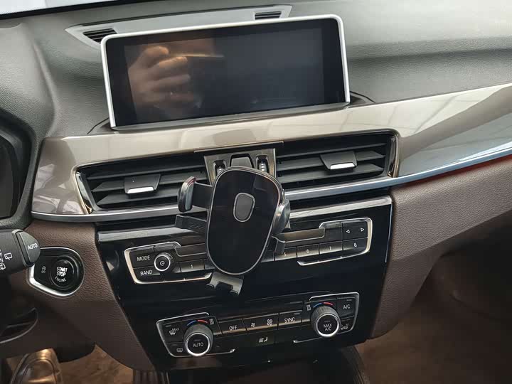 BMW X1 2018 s Drive 18 Li — фото 13