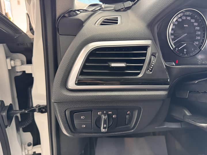 BMW 1-Series 2018 118i Sport — фото 23