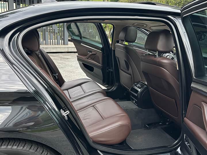 BMW 5 Series 525Li — фото 13