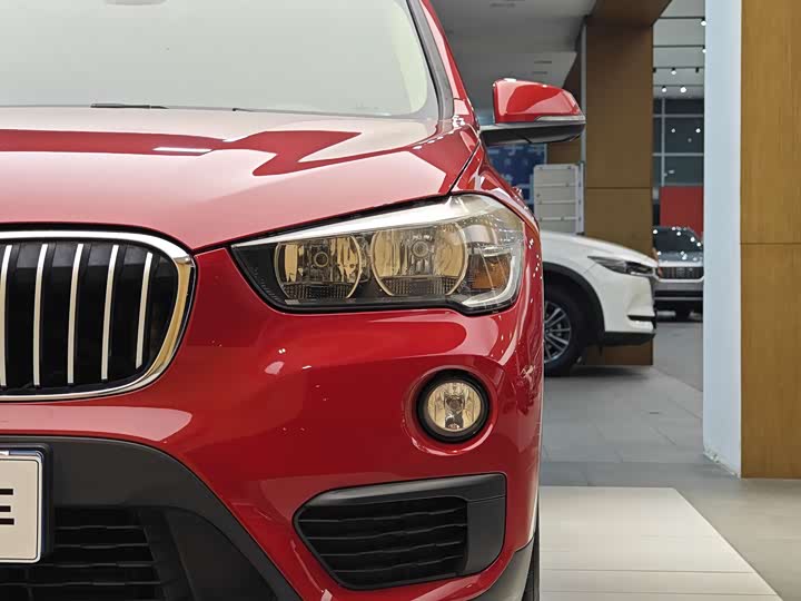 BMW X1 2018 s Drive 18 Li — фото 2