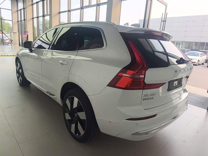 Volvo XC60 Hybrid 2024 T 8 PHEV 4 WD — фото 5